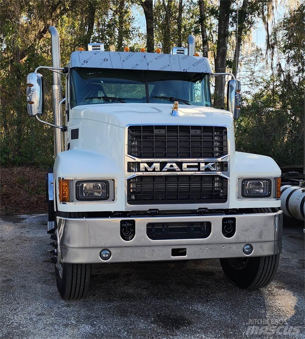 Mack PI64T 牵引车