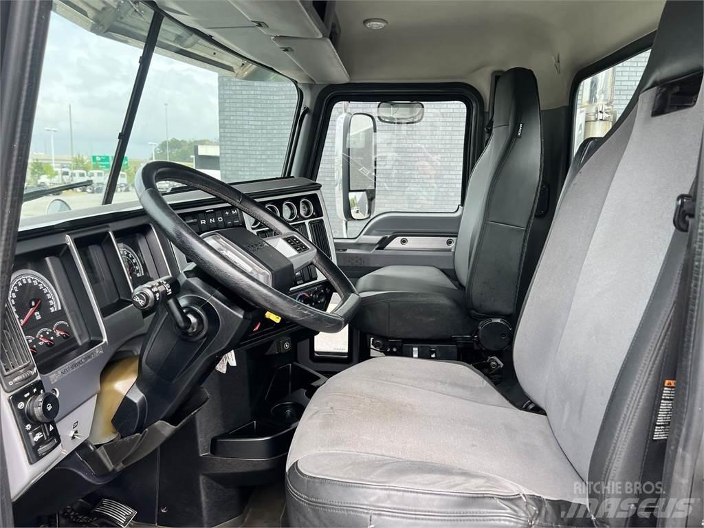 Mack PI64T 牵引车