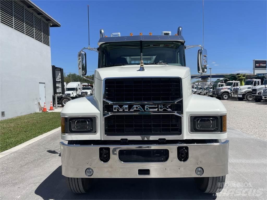 Mack PI64T 牵引车
