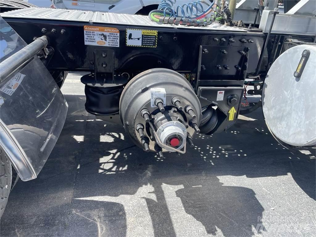 Mack PI64T 牵引车