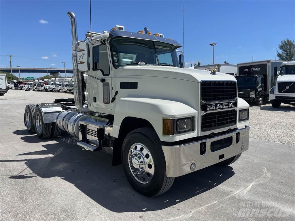 Mack PI64T 牵引车