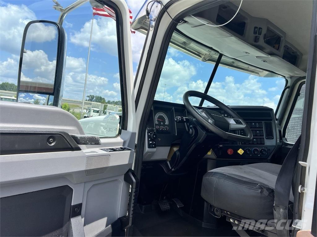 Mack PI64T 牵引车