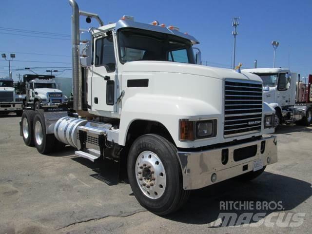 Mack PI64T 牵引车