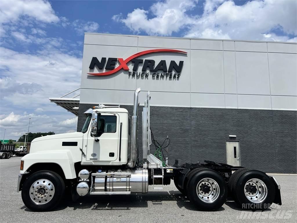 Mack PI64T 牵引车
