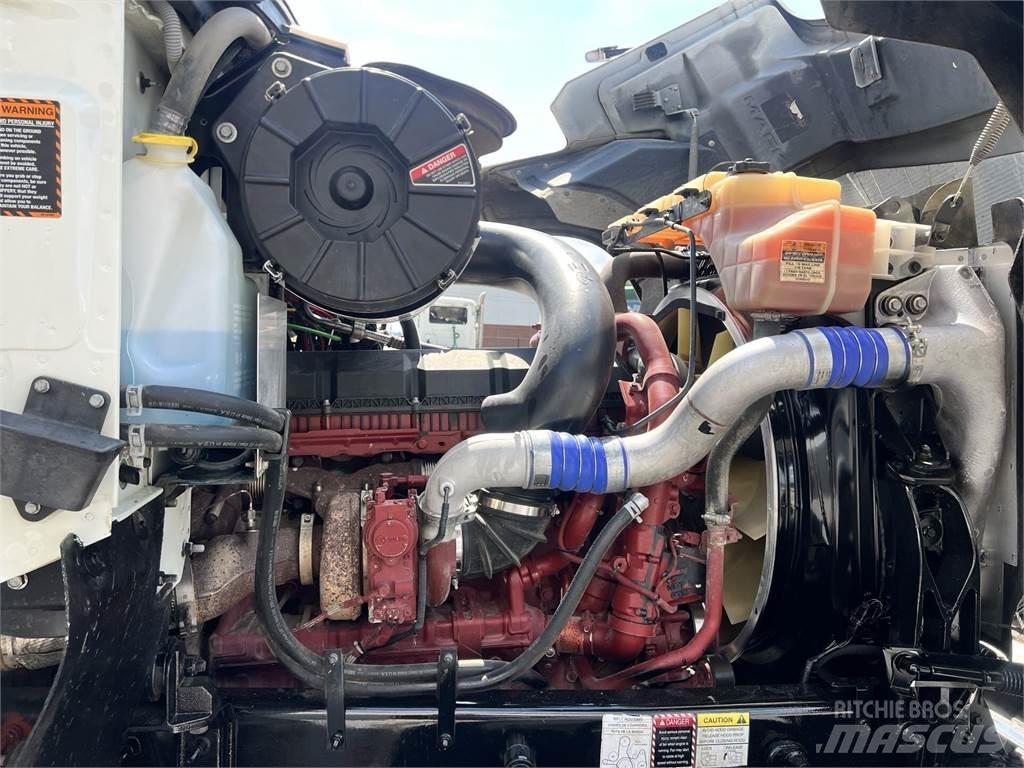 Mack PI64T 牵引车
