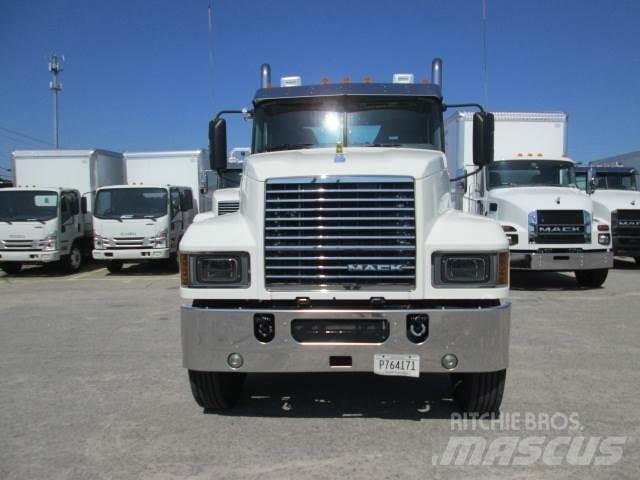 Mack PI64T 牵引车