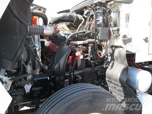 Mack PI64T 牵引车