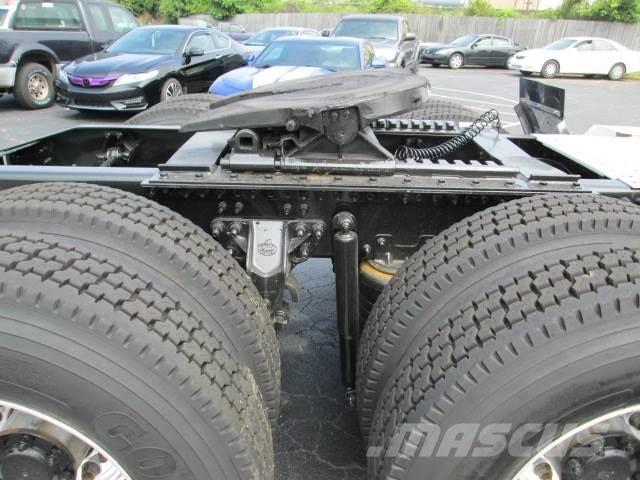 Mack PI64T 牵引车