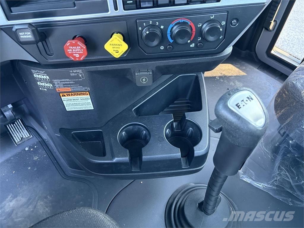 Mack PI64T 牵引车
