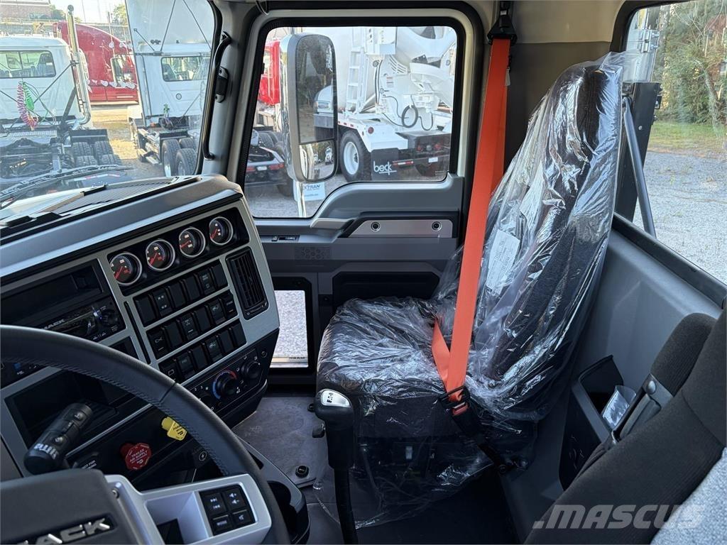 Mack PI64T 牵引车