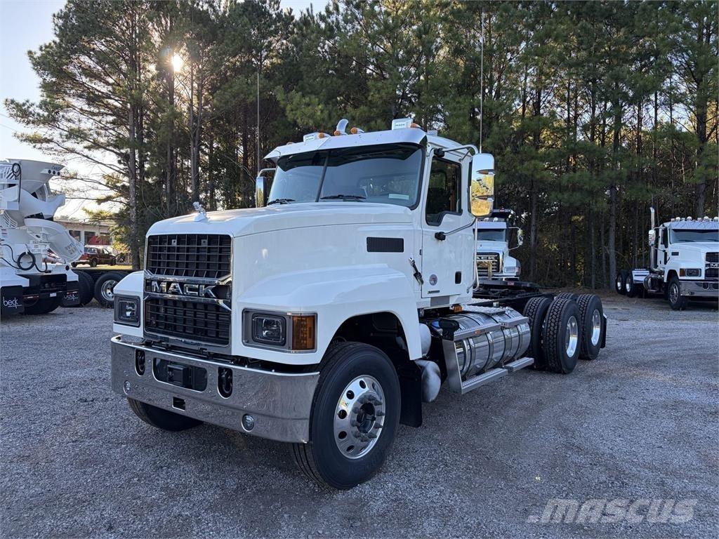Mack PI64T 牵引车