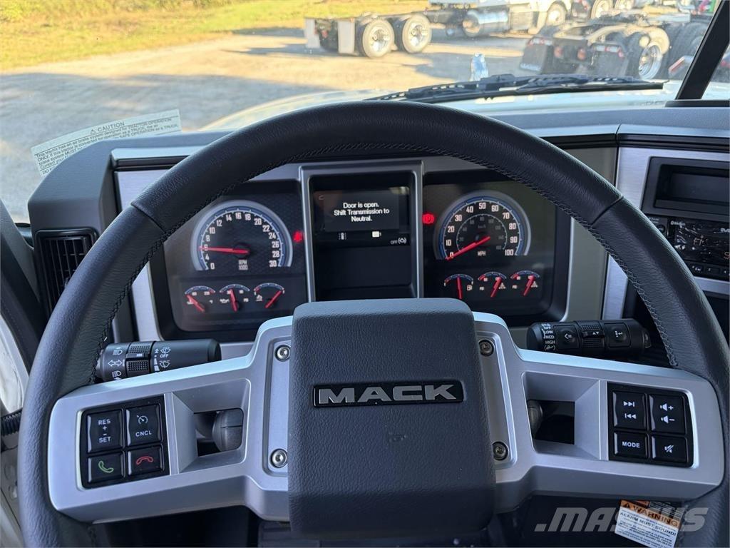 Mack PI64T 牵引车
