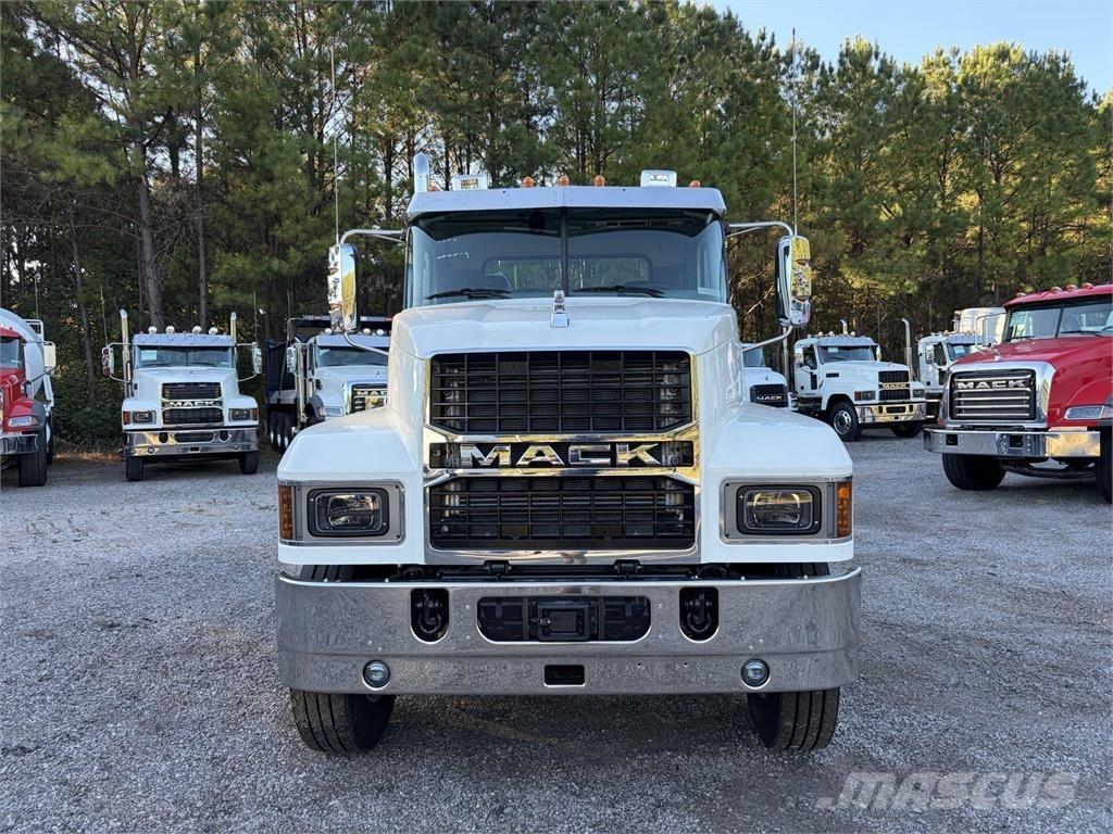 Mack PI64T 牵引车