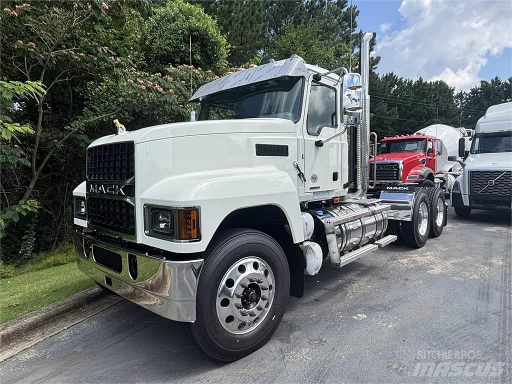 Mack PI64T 牵引车