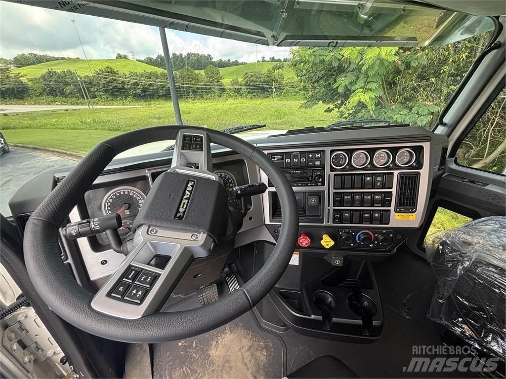 Mack PI64T 牵引车