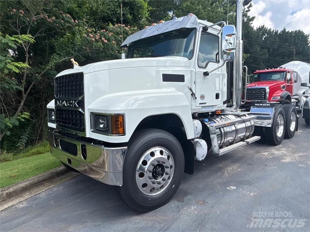 Mack PI64T 牵引车