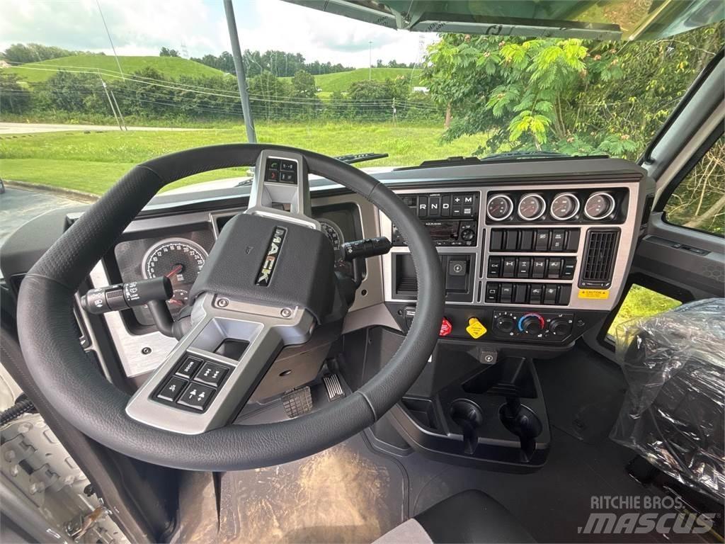 Mack PI64T 牵引车