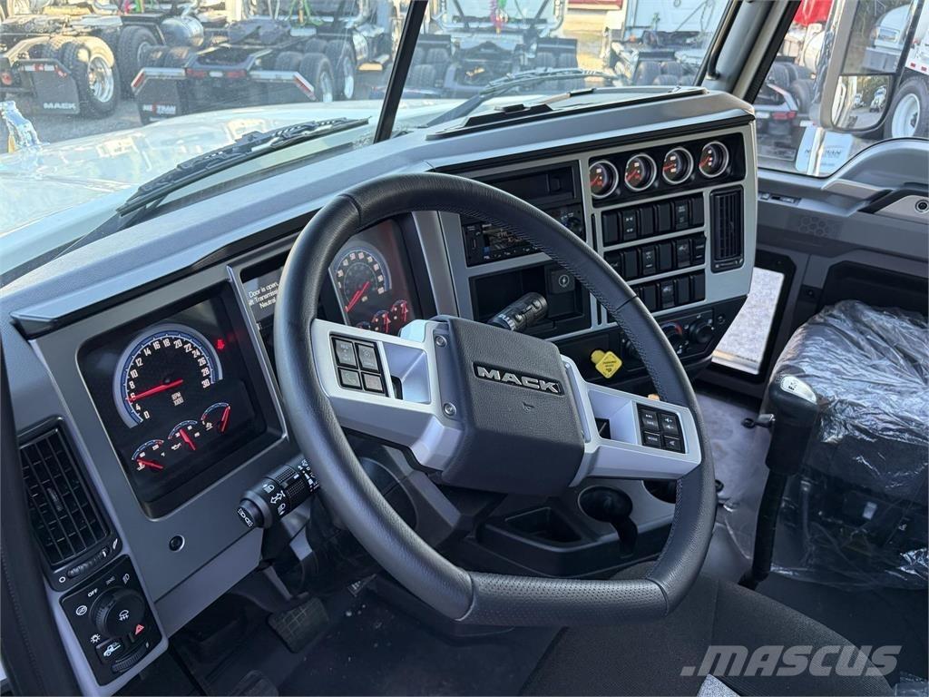 Mack PI64T 牵引车