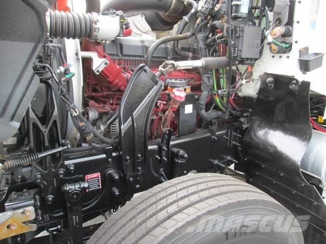 Mack PI64T 牵引车