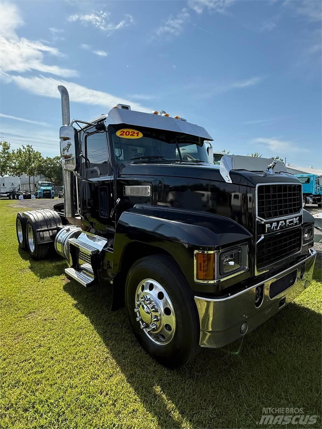 Mack PI64T 牵引车