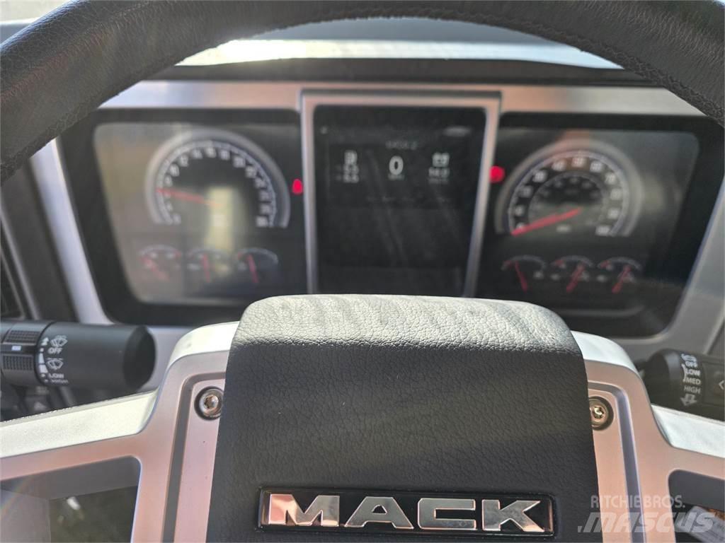 Mack PI64T 牵引车