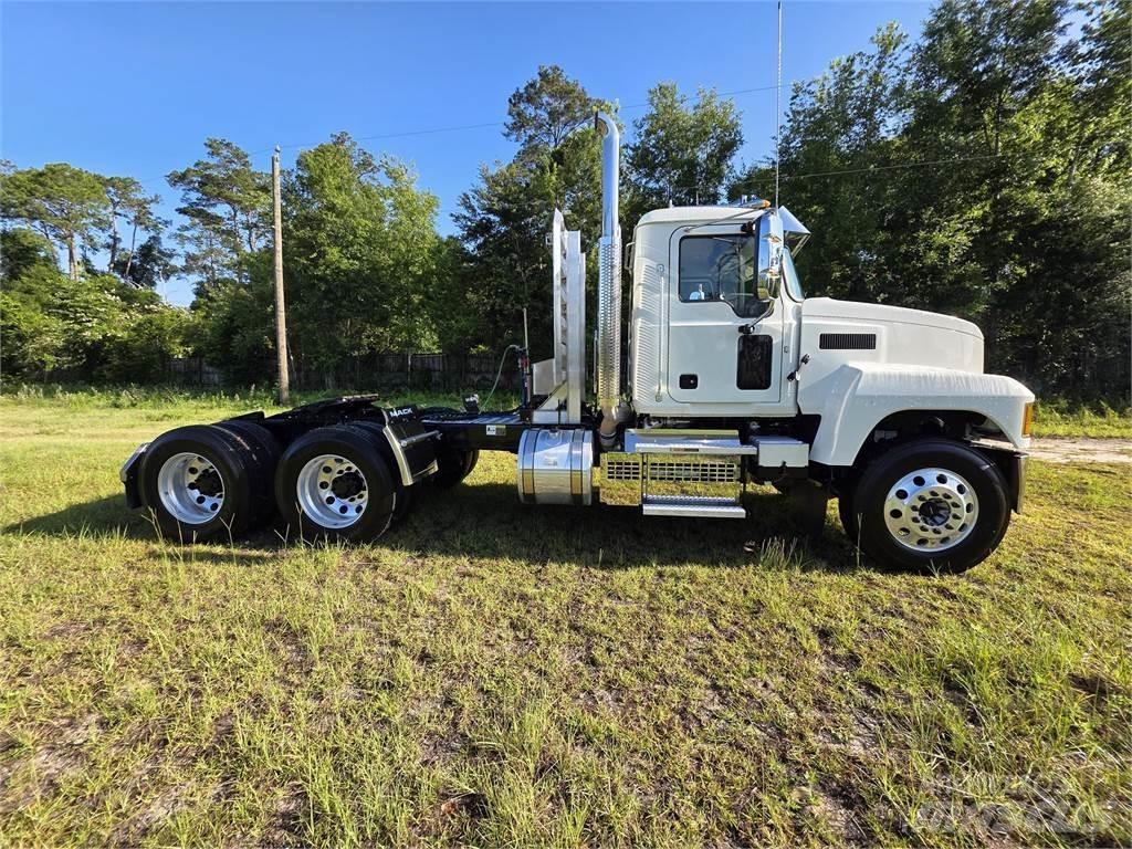 Mack PI64T 牵引车