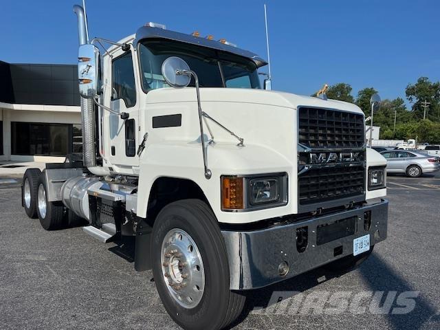 Mack PI64T 牵引车