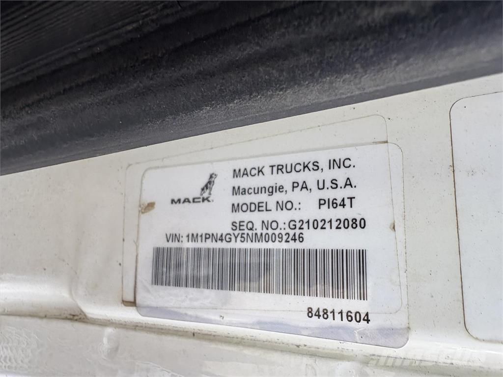 Mack PI64T 牵引车