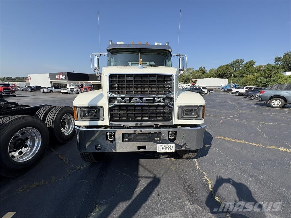 Mack PI64T 牵引车