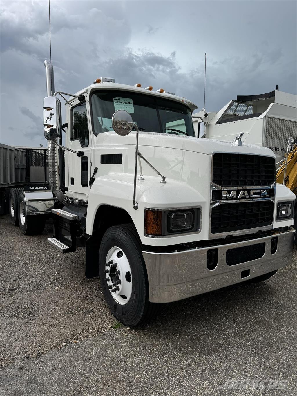 Mack PI64T 牵引车