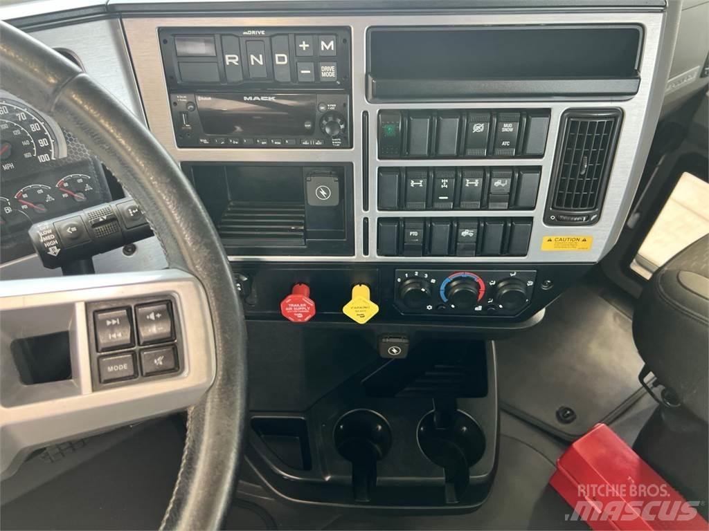 Mack PI64T 牵引车