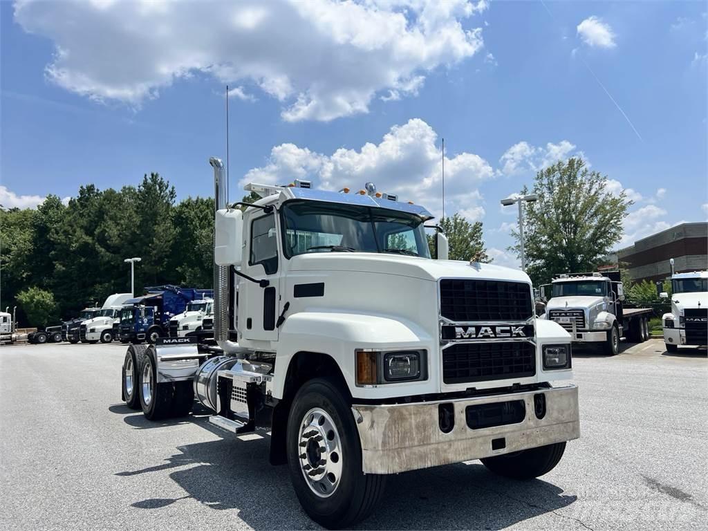 Mack PI64T 牵引车