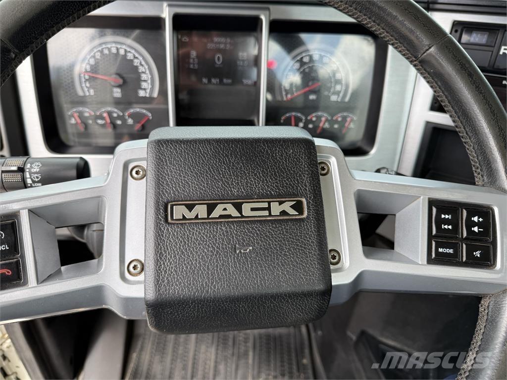 Mack PI64T 牵引车
