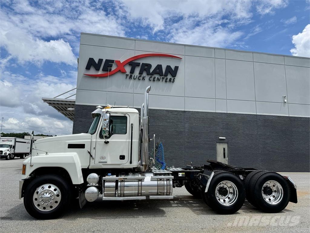 Mack PI64T 牵引车