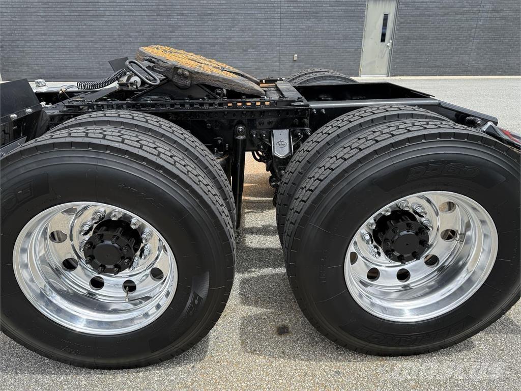 Mack PI64T 牵引车