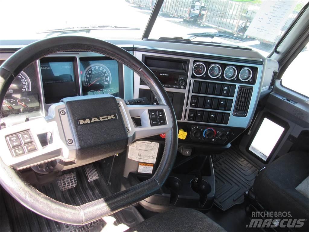 Mack PI64T 牵引车