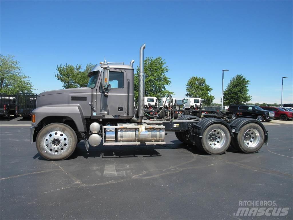 Mack PI64T 牵引车
