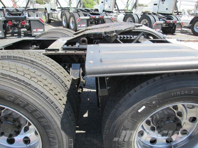 Mack PI64T 牵引车