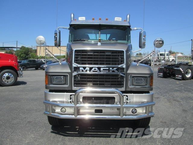 Mack PI64T 牵引车