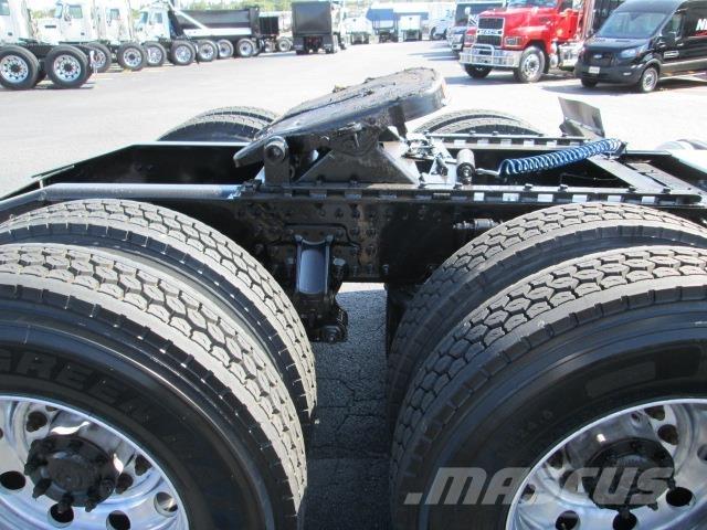 Mack PI64T 牵引车
