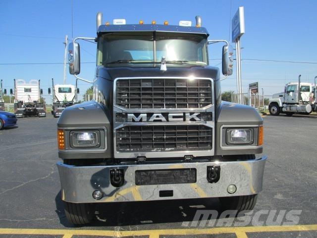 Mack PI64T 牵引车