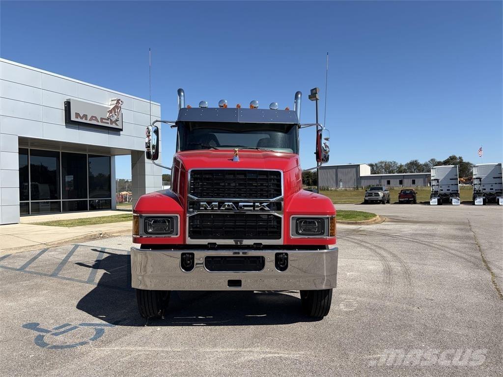 Mack PI64T 牵引车