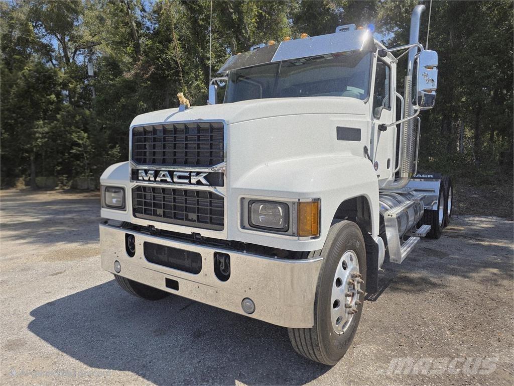 Mack PI64T 牵引车