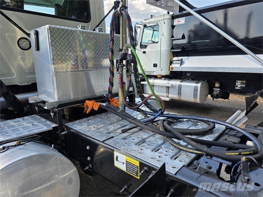 Mack PI64T 牵引车