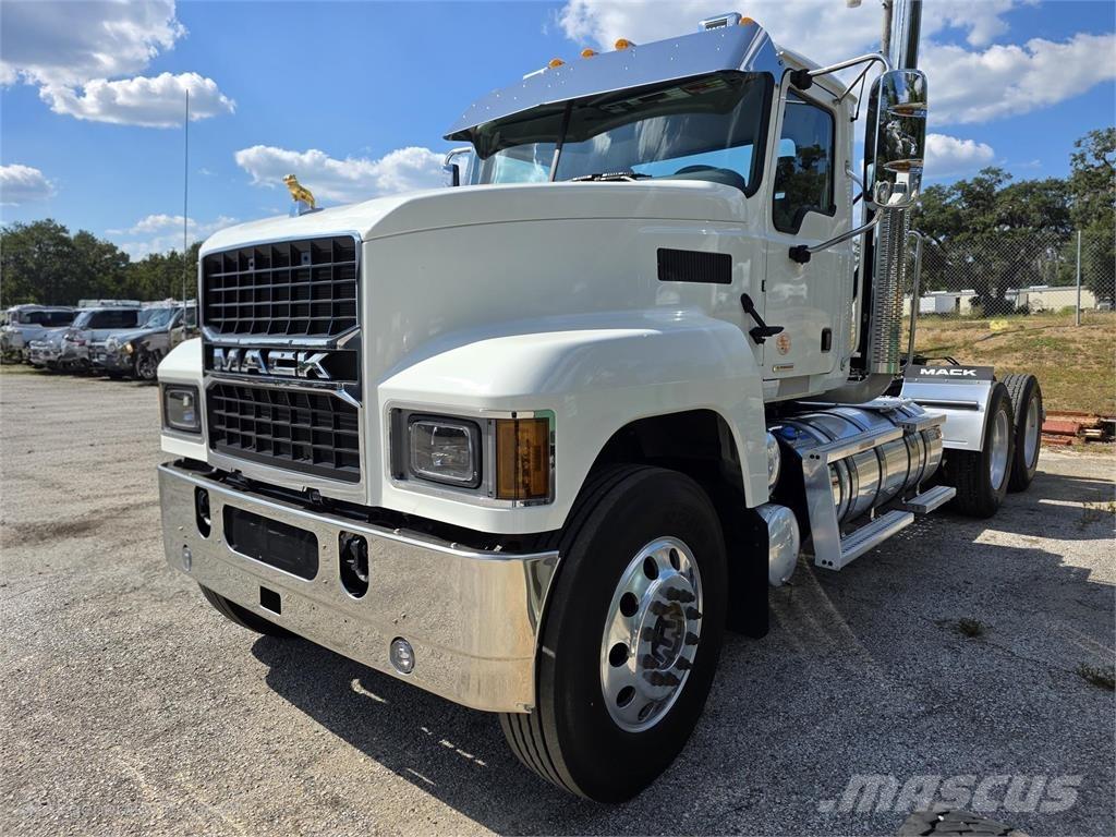 Mack PI64T 牵引车