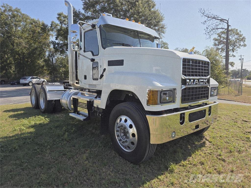 Mack PI64T 牵引车