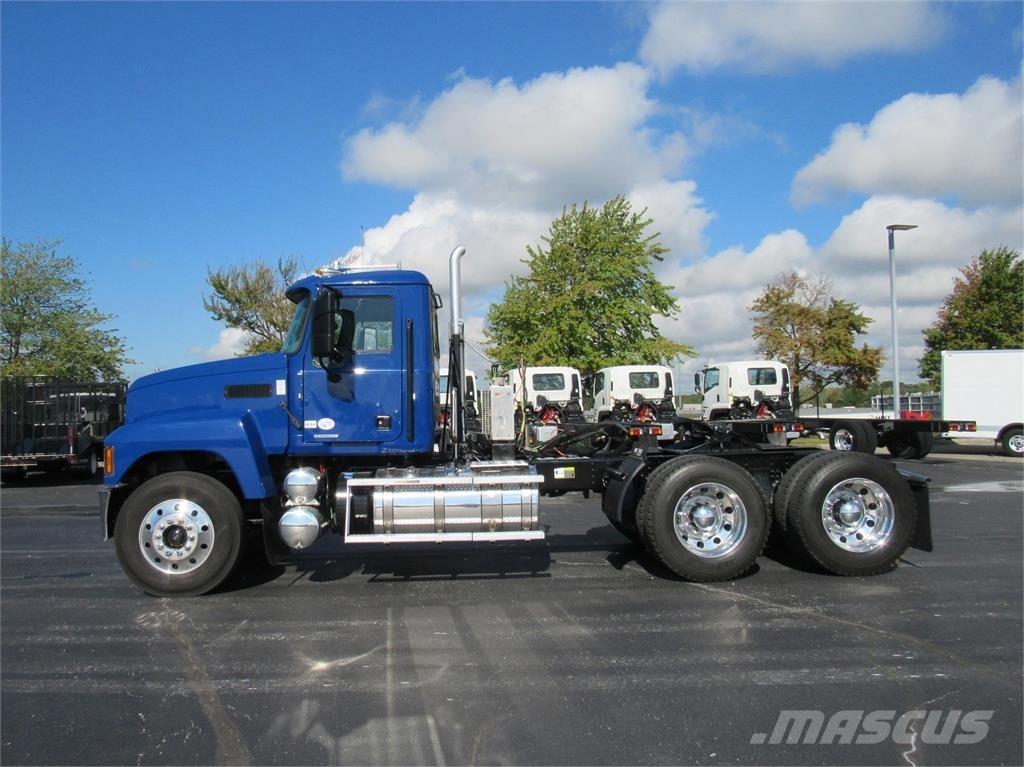 Mack PI64T 牵引车