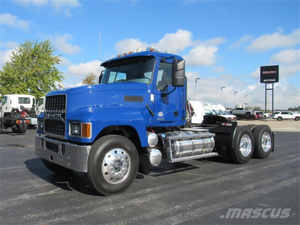 Mack PI64T 牵引车
