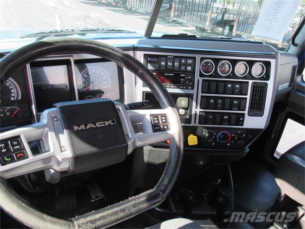 Mack PI64T 牵引车
