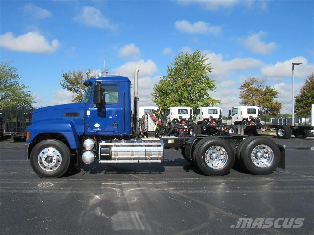 Mack PI64T 牵引车